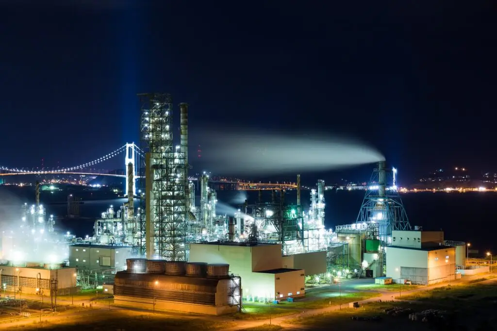 Kurumsal Tanıtım Filmi Çektirmeden Önce Bilmeniz Gereken 9 Kritik Detay 1 Industrial factory in Muroran at night